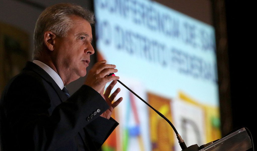 O governador Rodrigo Rollemberg (PSB) anuncia o novo secretário de Saúde do Distrito Federal; o escolhido não é médico, e sim um gestor: Fábio Gondim, 47 anos, consultor do Senado, especialista em Orçamento; após duras críticas de deputados distritais e denúncias sobre a proliferação da KPC em hospitais da rede pública de saúde, o secretário João Batista de Sousa pediu exoneração do cargo; a substituição ocorre no momento em que o GDF sofre pressão para dar mais espaço de aliados no primeiro escalão
 