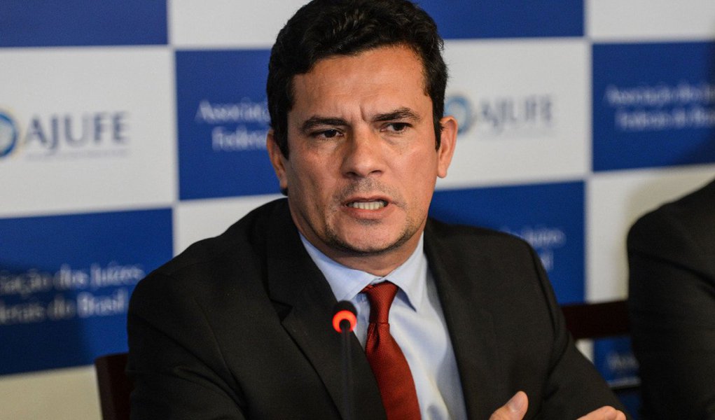 O juiz federal Sergio Moro manteve nesta quinta (6) a prisão do ex-presidente da Eletronuclear, Othon Luiz Pinheiro da Silva; ele está detido desde o dia 28 de junho em Curitiba, por causa das investigações da 16ª fase da Operação Lava Jato; na mesma decisão, Moro decretou a prisão preventiva de Flávio David Barra, ex-executivo da Andrade Gutierrez; de acordo com o juiz, a manutenção da prisão é necessária para evitar “concertação fraudulenta de versões" entre os investigados e prevenir fraudes documentais; de acordo com o MPF e a Polícia Federal, o ex-presidente da Eletronuclear recebeu cerca de R$ 4,5 milhões de propina do consórcio vencedor das obras da usina
 