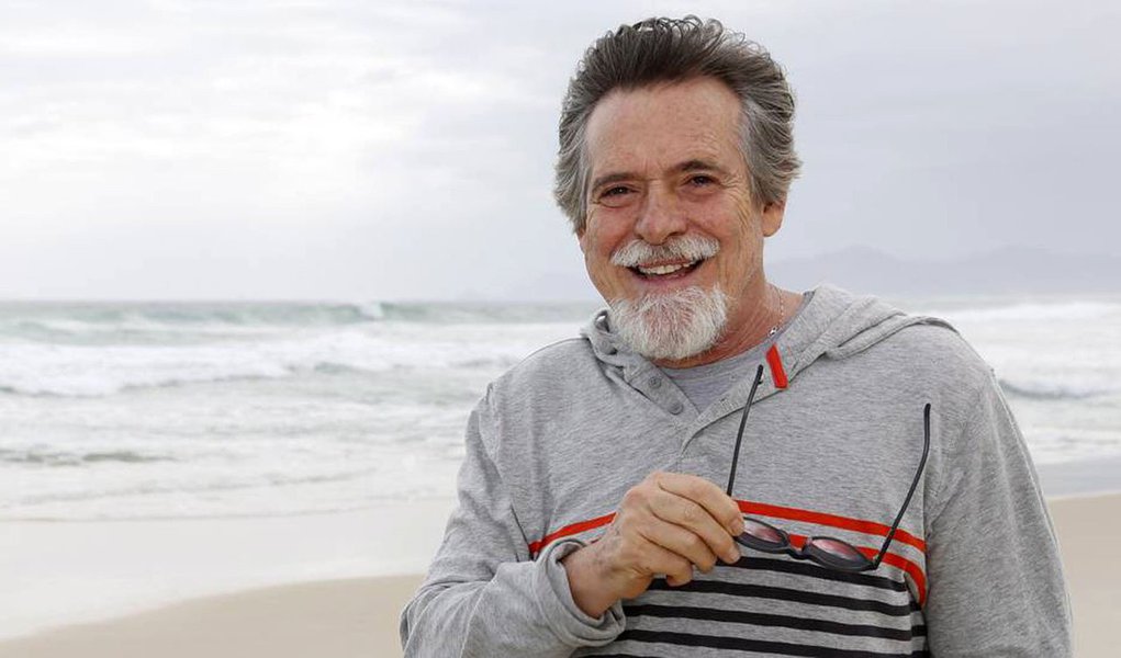 Ator José de Abreu diz que era "impossível" rejeitar o pedido do PT para participar do programa do partido e ironiza ‘panelaço’: "Eu já esperava. Antes na América Latina os pobres batiam panela porque passavam fome. Um rico que bate panela não tem o mesmo simbolismo. Está transformando ela num penico", afirma