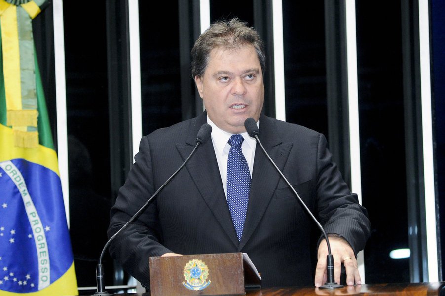 Empresário Ricardo Pessoa disse que dinheiro foi repassado a quatro partidos indicados pelos senador Gim Argello (PDT-DF) para enterrar uma CPI criada no Congresso para investigar a Petrobras no ano passado; Argello, que era vice-presidente da comissão, foi porta-voz da negociação por ter influência sobre o então senador Vital do Rêgo (PMDB-PB), presidente do colegiado