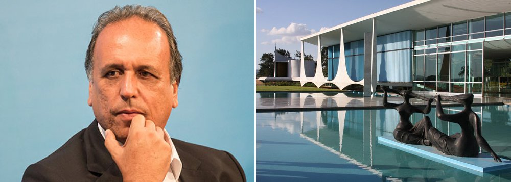 Fazendo coro à tese do presidente da Câmara dos Deputados, Eduardo Cunha (PMDB-RJ), o governador do Rio de Janeiro, Luiz Fernando Pezão (PMDB), também defende que os peemedebistas tenham candidato à Presidência da República; Pezão disse, ainda, que o partido, que tem Michel Temer como vice-presidente e articulador político do governo Dilma, deve continuar exercendo o “papel de garantir a governabilidade”