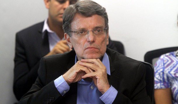 Em entrevista coletiva, secretários de Fazenda, Leonardo Colombini, de Gestão Administrativa e Desburocratização, Antonio Paulo Vogel, e o chefe da Casa Civil, Hélio Doyle, explicaram quais medidas o governo do Distrito Federal (GDF) tem tomado para conseguir fechar as contas; Brasília deve economizar mais de R$ 300 milhões em 2015 em cortes como os de cargos comissionados, de aluguel de imóveis e de contrato de alimentação para a Residência Oficial de Águas Claras; no entanto, segundo Colombini, "dificilmente sairemos do limite prudencial de gastos com pessoal em 2015"