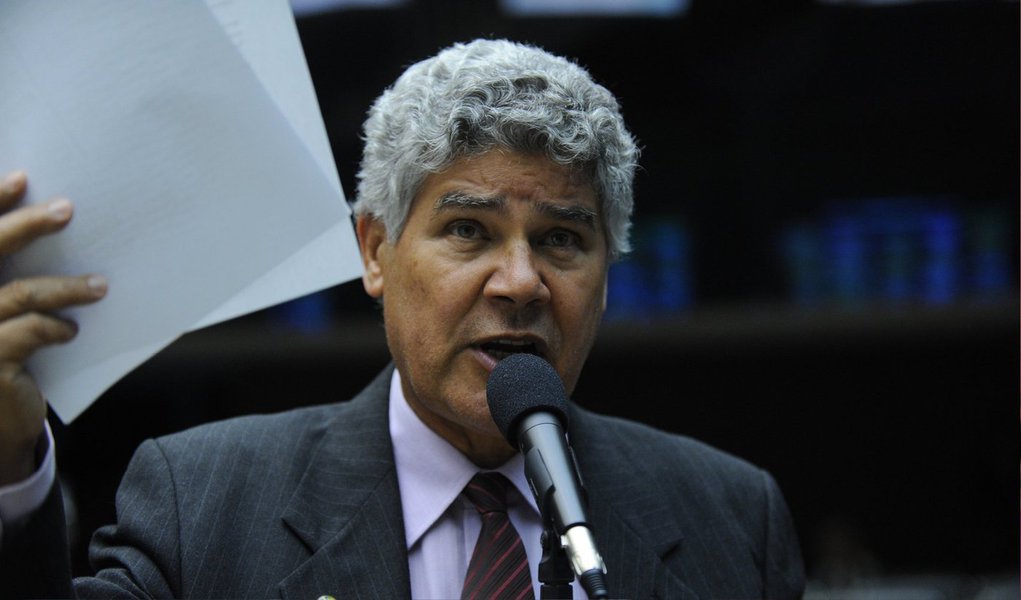 Deputado pelo Psol do Rio criticou a tramitação da reforma política na Câmara, com a dissolução, pelo presidente da Casa, da comissão especial antes que o relatório do deputado Marcelo Castro (PMDB-PI) pudesse ser votado; "O golpe começou ontem com a dissolução da comissão especial. Um desrespeito absoluto não só com o relator Marcelo Castro, castrado, mas aos 68 membros da comissão", ironizou o parlamentar