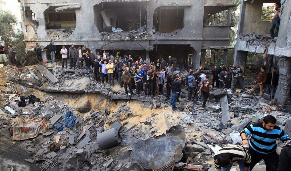 Agência Brasil - Israel e grupos armados palestinos podem ter cometido crimes de guerra durante o conflito na Faixa de Gaza, em 2014, informou a Organização das Nações Unidas (ONU); Comissão Independente de Inquérito da ONU sobre o conflito reuniu "informações substanciais que apontam para possíveis crimes de guerra cometidos por Israel e pelos grupos armados palestinos; pelo menos 2.140 palestinos, dos quais 1.462 civis e um terço formado por crianças, além de 73 israelenses, a maioria soldados, morreram no conflito de sete semanas de julho para agosto de 2014