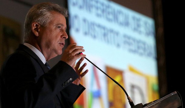 O governador Rodrigo Rollemberg (PSB) anuncia o novo secretário de Saúde do Distrito Federal; o escolhido não é médico, e sim um gestor: Fábio Gondim, 47 anos, consultor do Senado, especialista em Orçamento; após duras críticas de deputados distritais e denúncias sobre a proliferação da KPC em hospitais da rede pública de saúde, o secretário João Batista de Sousa pediu exoneração do cargo; a substituição ocorre no momento em que o GDF sofre pressão para dar mais espaço de aliados no primeiro escalão
 