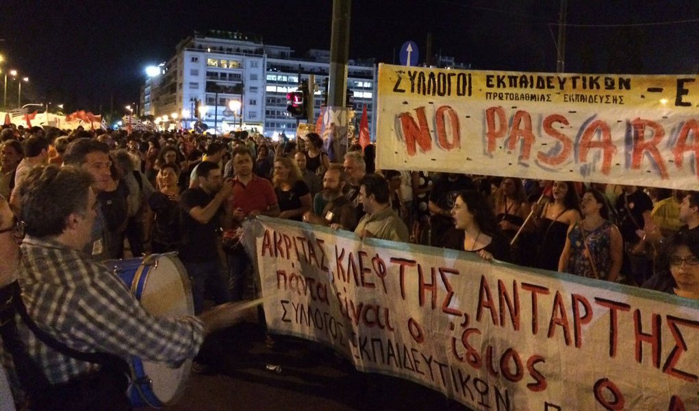 Com cerca de 82% dos votos apurados até às 17h22 deste domingo (5), 61,57% dos gregos rejeitaram as propostas de austeridade de credores internacionais - FMI, Banco Central Europeu (BCE) e o bloco europeu; ao todo, 38,43% votaram pelo "sim", ou seja, não há mais chances de reverter o cenário; primeiro-ministro Alexis Tsipras disse que o referendo mostrou que a democracia não pode ser chantageada e negou que a provável vitória do 'não' signifique uma ruptura com a Europa