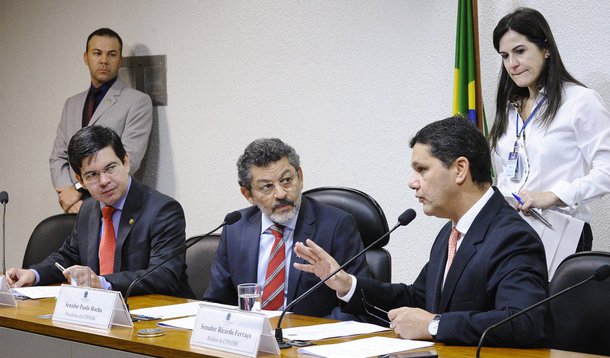 Diante da negativa de compartilhamento de informações entre autoridades francesas e brasileiras com a CPI do HSBC do Senado, o relator, senador Ricardo Ferraço (PMDB-ES), disse que já concluiu um relatório parcial dos trabalhos da comissão; em vez de pedir o indiciamento de pessoas, como tradicionalmente ocorre em relatórios de CPIs, Ferraço adiantou que deve se limitar à proposição de medidas para coibir a evasão fiscal; "Acho que a CPI já cumpriu seu papel", disse