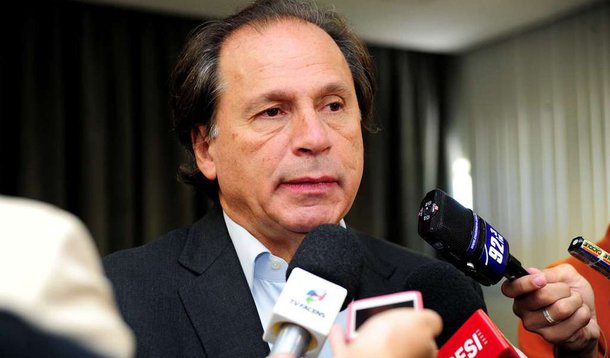 “Quem disse que é preciso esperar o fim do ajuste fiscal ou a conclusão da Operação Lava Jato para começar a pensar em retomada da economia? Essa inércia embute conformismo –é inaceitável”, disse o diretor-presidente da Companhia Siderúrgica Nacional, Benjamin Steinbruch; segundo ele, é possível reduzir juros, estimular consumo, ajustar a taxa de câmbio sem provocar inflação para dar oxigênio às exportações, antecipar concessões e tomar medidas inteligentes para evitar o aumento do desemprego