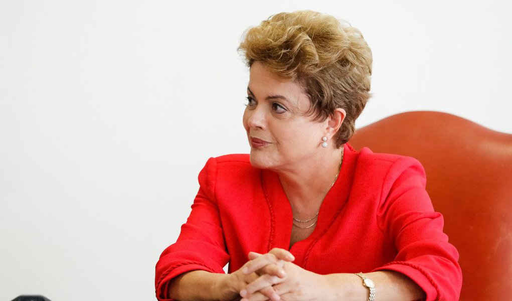 A presidente Dilma Rousseff recebeu nesta quinta (13) um grupo de seis senadores independentes, que entregaram a ela uma carta de sugestões para a superação da crise vivida pelo país; participaram do encontro os senadores Cristovam Buarque (PDT-DF), Lasier Martins (PDT-RS), Lídice da Mata (PSB-BA), Acir Gurgacz (PDT-RO), João Capiberibe (PSB-PB) e Randolfe Rodrigues (PSOL-AP); “Ela reconhecer que a crise que nós atravessamos decorre de dois tipos de equívocos – na política econômica e na condução da campanha. Mesmo que se possa dizer que esses equívocos se justificavam na época, como ela mesma disse que ninguém sabia o que ia acontecer com o preço do petróleo e com o preço da soja, mesmo assim tem que reconhecer que houve medidas que provocaram essa crise”, disse Buarque