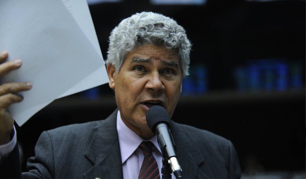 Deputado pelo Psol do Rio criticou a tramitação da reforma política na Câmara, com a dissolução, pelo presidente da Casa, da comissão especial antes que o relatório do deputado Marcelo Castro (PMDB-PI) pudesse ser votado; "O golpe começou ontem com a dissolução da comissão especial. Um desrespeito absoluto não só com o relator Marcelo Castro, castrado, mas aos 68 membros da comissão", ironizou o parlamentar