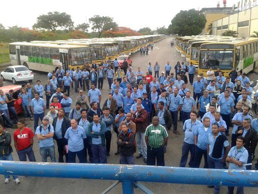 Tribunal Regional do Trabalho determinou o bloqueio de R$ 300 mil das contas do Sindicato dos Rodoviários do Distrito Federal; o valor é referente à multa por descumprimento de liminar que determinava a circulação de 70% da frota no horário de pico e 50% no entrepico, mesmo durante a greve; nesta sexta-feira (12), empresários e rodoviários se encontram em uma nova audiência de conciliação para discutir a legalidade da paralisação