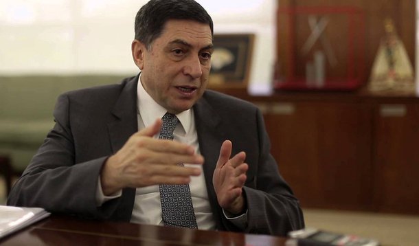 Presidente do Bradesco foi um dos primeiros a observar que a crise por que passa o País é "mais política do que econômica" e fazer um apelo para que se separasse o "ego pessoal do que é melhor para o País", em um provável disparo contra Aécio Neves e Eduardo Cunha; depois dele, as federações da indústria de São Paulo e Rio pediram a preservação da "estabilidade institucional"