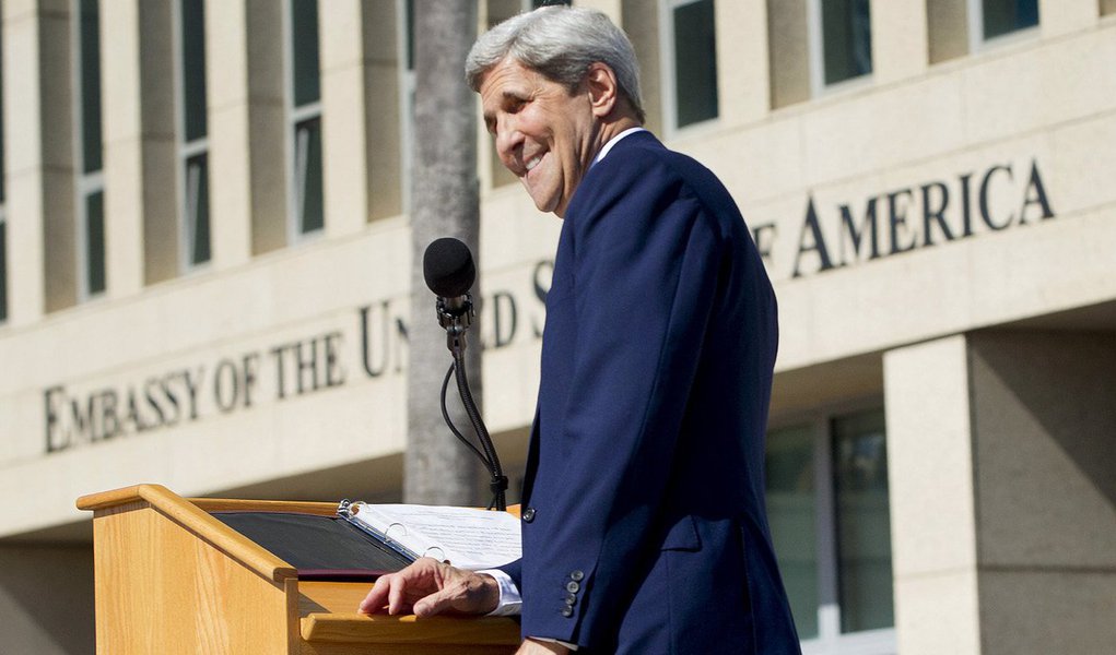 "Eu não posso imaginar um republicano ou um democrata simplesmente jogando isso pela janela", disse o secretário de Estado norte-americano, John Kerry, sobre a decisão do presidente Barack Obama de restaurar os laços diplomáticos que ficaram rompidos por 54 anos; 