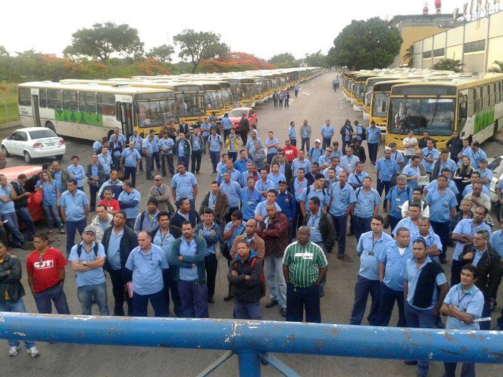 Tribunal Regional do Trabalho determinou o bloqueio de R$ 300 mil das contas do Sindicato dos Rodoviários do Distrito Federal; o valor é referente à multa por descumprimento de liminar que determinava a circulação de 70% da frota no horário de pico e 50% no entrepico, mesmo durante a greve; nesta sexta-feira (12), empresários e rodoviários se encontram em uma nova audiência de conciliação para discutir a legalidade da paralisação