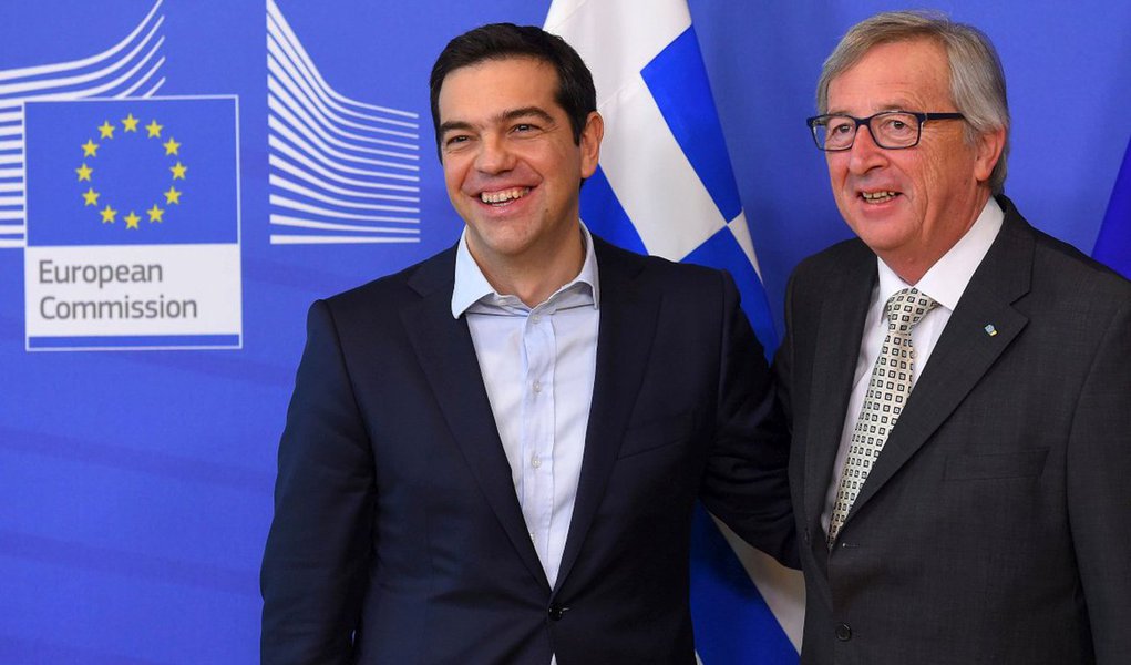 Negociações entre a Grécia e os credores internacionais para um terceiro resgate, estimado em até 86 bilhões de euros em três anos, começaram oficialmente nesta terça-feira (28); ao todo, 12 técnicos da Comissão Europeia (CE), Banco Central Europeu (BCE), Mecanismo de Estabilização Europeu (MEE) e Fundo Monetário Internacional (FMI) visitaram esta manhã a Secretaria-Geral de Contabilidade; técnicos vão recolher dados sobre o estado das finanças públicas para fazer uma nova avaliação à luz do impacto que tiveram as restrições bancárias impostas há um mês na evolução financeira