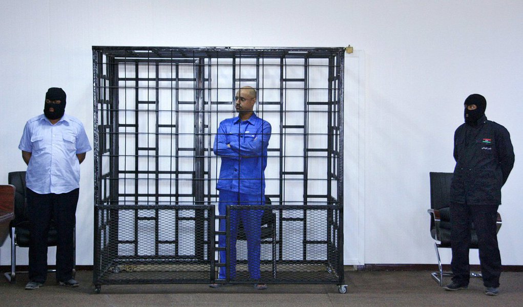 Um tribunal líbio condenou à morte o filho mais conhecido de Muammar Gaddafi, Saif al-Islam, nesta terça-feira, por crimes de guerra e atos para reprimir protestos pacíficos durante a revolução nacional de 2011 que acabou com o governo de seu pai;  tribunal também sentenciou à morte por pelotão de fuzilamento outros oito ex-oficiais do regime de Gaddafi; outras oito ex-autoridades receberam sentenças de prisão perpétua e sete foram condenados a 12 anos de prisão cada