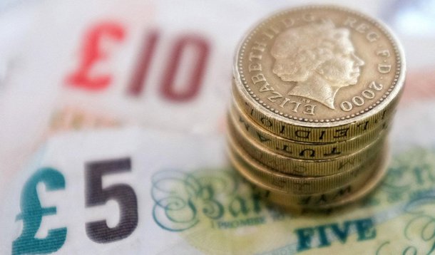  O crescimento econômico britânico se recuperou no segundo trimestre de 2015, após aceleração no setor de serviços e um grande salto na produção de petróleo e gás; Produto Interno Bruto (PIB) cresceu 0,7% no trimestre entre abril e junho após expansão de 0,4% no primeiro trimestre