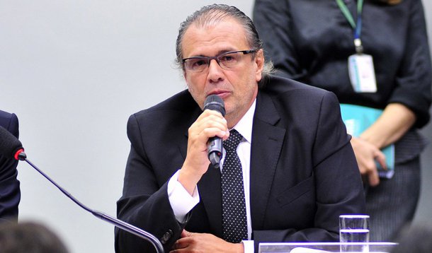 A CPI da Petrobras convocou novamente o ex-gerente de Tecnologia da Petrobras Pedro Barusco para depor. Barusco já prestou depoimento à CPI e confirmou o teor de declarações dadas por ele à Justiça em processo de delação premiada; Barusco admitiu ter recebido US$ 97 milhões em propinas e já devolveu parte dessa quantia, depositada em bancos no exterior, ao Tesouro Nacional