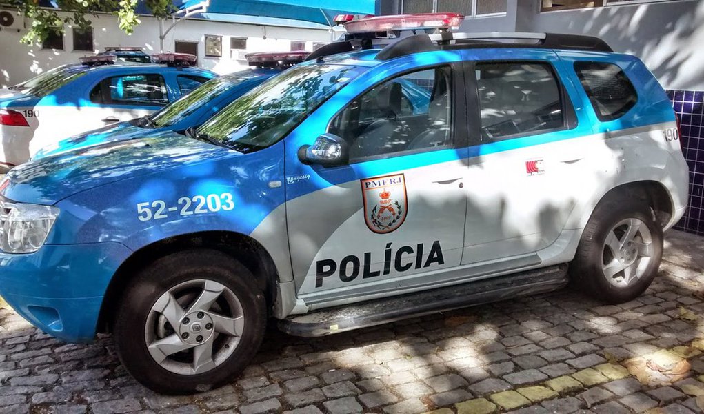 O MP-RJ denunciou seis pessoas acusadas de envolvimento com um esquema de corrupção e lavagem de dinheiro na PM-RJ; quatro denunciados são oficiais da PM, entre eles o ex-comandante de Operações Especiais, coronel Alexandre Fontenelle Ribeiro de Oliveira; de acordo com o MP-RJ, Fontenelle e outros 25 PMs já haviam sido denunciados, em setembro de 2014, por associação criminosa, acusados de participarem de um esquema de arrecadação de propina