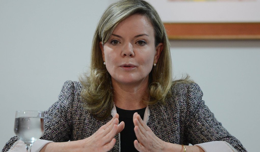 Em nota, senadora negou relações com supostas irregularidades atribuídas ao advogado Guilherme Gonçalves e ao suposto "Fundo Consist"; juiz Sérgio Moro, da Lava Jato, enviou nesta terça-feira 25 documentos sobre Gleisi Hoffmann ao STF e apontou, no despacho, "pagamentos sem causa" à parlamentar