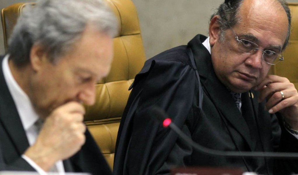 Durante a sessão, o presidente do Supremo Tribunal Federal, Ricardo Lewandowski, e o ministro Gilmar Mendes discutiram; Mendes criticou a mudança das regras depois das eleições: "Mudam-se as regras do jogo, inclusive para contratos antigos, após as eleições"; "Isso é uma constatação de cunho político. Data venia, não tem nada a ver com o que estamos discutindo. O senhor gosta de trazer questões políticas para o plenário, temos que respeitar....", cortou Lewandowksi