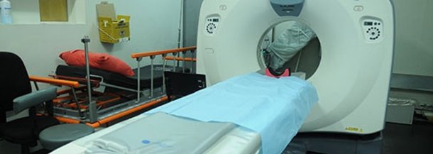 Em dezembro de 2014, o órgão federal reembolsou ao Distrito Federal R$ 27,2 milhões; em março deste ano (último balanço da secretaria), foram R$ 33,5 milhões; a soma dos valores faturados nos três primeiros meses de 2015 com exames, internações, consultas com especialistas e outros serviços chegou a R$ 87,6 milhões; esse acréscimo na arrecadação mensal foi resultado do treinamento de servidores para registrar de maneira correta e eficiente os procedimentos médicos passíveis de restituição pelo SUS