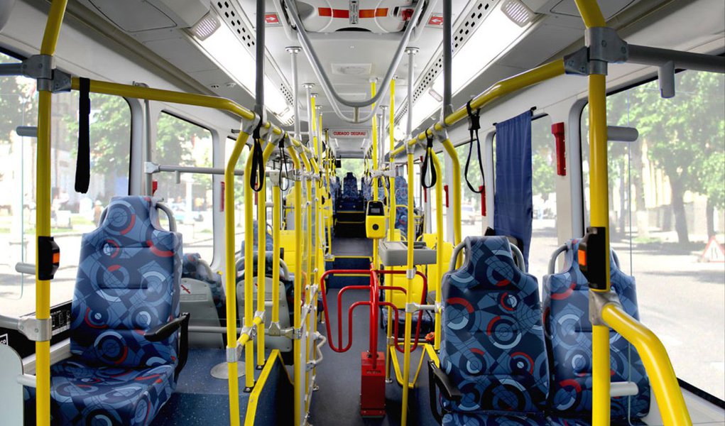 Justiça do Rio revogou o decreto do ano passado que aumentou o valor da tarifa de ônibus de R$ 3 para R$ 3,40; a medida, no entanto, não tem efeito imediato e ainda cabem recursos; autor da ação, o advogado Bruno José Silvestre de Barros afirmou que a mudança "onera cada vez mais a população pobre"; o decreto municipal de 30 de dezembro de 2014 e, segundo o magistrado, o decreto é "no mínimo, estranho", pois o pedido de revisão de tarifa fora feito pelas concessionárias um dia antes, no dia 29 de dezembro