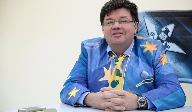 Em mudanças nas executivas, o ator Marcelo Madureira, ex-Casseta &amp; Planeta, assumiu cargo no PSDB do Rio de Janeiro; assim como Maria Estela Kubitschek, filha de Juscelino; ex-militante do PCB, ele hoje se diz um ‘coxinha’ assumido; afirma que a esquerda contemporânea tem "formação política tabajara"