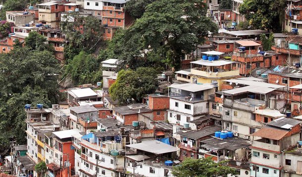 Prefeitura do Rio inaugurou um espaço de desenvolvimento educacional infantil e uma área de esportes no Morro do Chapadão, na zona norte da cidade; a região foi palco, nos últimos meses, de rotineiros confrontos armados pela disputa do controle da venda de drogas da área; a área de lazer, chamada Campo da Portuguesa, vai abrigar, além de um campo de futebol, dois vestiários, quiosque, banheiros, playground com brinquedos, conjuntos de mesas e bancos para jogos, além de equipamentos de ginástica