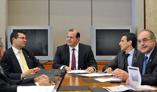 Determinação e perseverança são necessárias para impedir que a inflação permaneça alta por períodos longos, segundo avaliação do Comitê de Política Monetária (Copom) do Banco Central (BC); comitê reconhece que a inflação deve permanecer elevada, mas diz que a perspectiva de convergência para o centro da meta ao final de 2016 tem se fortalecido; no último dia (3), o Copom elevou a taxa básica de juros, a Selic, pela sexta vez seguida para 13,75% ao ano