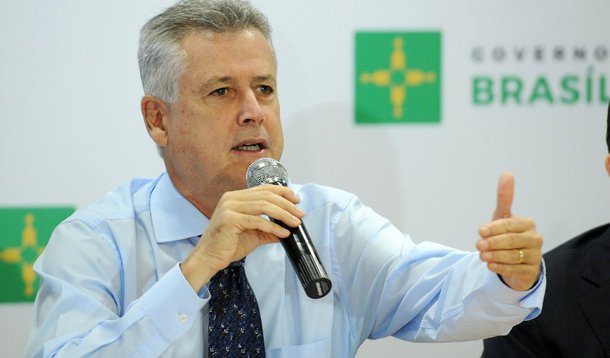 As condições da capital federal em relação a saneamento, infraestrutura e mobilidade vão melhorar nos próximos anos; é o que aponta o plano de obras de 2015, divulgado por membros do governo em reunião com o Conselho de Desenvolvimento Econômico e Social, na Residência Oficial de Águas Claras; estão previstos R$ 5 bilhões em investimentos; "O conjunto de obras certamente contribuirá para melhorias na qualidade de vida, na infraestrutura e nos serviços públicos", afirmou o governador Rodrigo Rollemberg