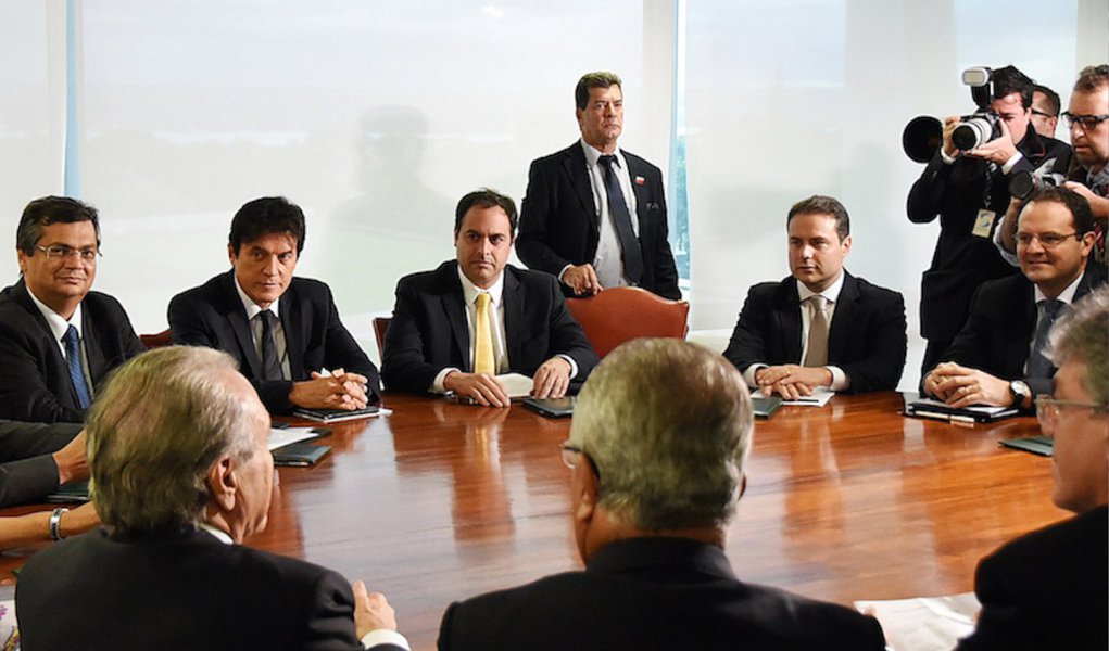 Os governadores do Nordeste divulgaram uma carta aberta ao parlamento e à sociedade brasileira onde afirmam estar convictos de que a decisão preliminar da Comissão da Câmara dos Deputados não vai contribuir para diminuir a criminalidade, mas gerar uma "ilimitada espiral de repressão ineficaz"; documento destaca, ainda, que a redução da maioridade penal de 18 para 16 anos no Brasil violaria a Convenção Internacional dos Direitos da Criança, assinada pelo Brasil em 1990, além de apontar que uma revisão do Estatuto da Criança e do Adolescente seria o caminho mais indicado para lidar com o assunto (Foto: Paulo Emílio) Os governadores do Nordeste divulgaram uma carta aberta ao parlamento e à sociedade brasileira onde afirmam estar convictos de que a decisão preliminar da Comissão da Câmara dos Deputados não vai contribuir para diminuir a criminalidade, mas gerar uma "ilimitada espiral de repressão ineficaz"; documento destaca, ainda, que a redução da maioridade penal de 18 para 16 anos no Brasil violaria a Convenção Internacional dos Direitos da Criança, assinada pelo Brasil em 1990, além de apontar que uma revisão do Estatuto da Criança e do Adolescente seria o caminho mais indicado para lidar com o assunto