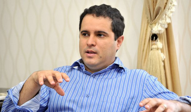 O prefeito Edivaldo Holanda Júnior (PTC) está praticamente fechado com o PDT; os termos da filiação e os espaços estão definidos com a legenda brizolista, faltando poucos detalhes para consumar a filiação; o gestor já está convencido de que precisa de uma legenda de maior porte para ter força de disputa de alianças nas direções nacionais em 2016; e o melhor caminho é o PDT, legenda fiel ao seu mandato