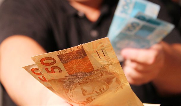 Os brasileiros retiraram R$ 3,199 bilhões a mais do que depositaram na poupança em maio; trata-se da menor captação para o mês desde o início da série histórica do BC, em 1995; este também é o quinto mês consecutivo de resultado negativo este ano