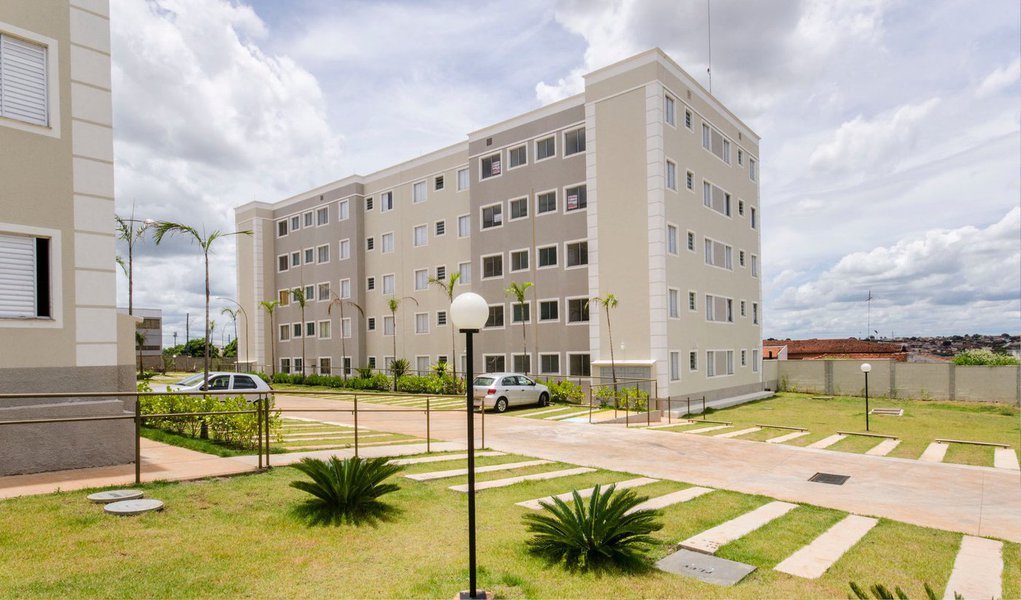 Apesar do cenário de desaceleração da economia, a MRV Engenharia obteve lucro líquido de R$ 106 milhões no primeiro trimestre; alta de 30,9% em relação ao primeiro trimestre de 2014; receita líquida da empresa subiu 14% e foi a de R$ 1,042 bilhão nos três primeiros meses do ano; segundo o presidente da empresa, Eduardo Fischer, a MRV tem foco no segmento popular e se mostra a mais resiliente na crise onde existe mais demanda do que oferta de imóveis de padrão econômico; perspectiva da MRV é investir cerca de R$ 8 bilhões nos próximos dois anos oferecendo moradia a uma população de cerca de 300 mil pessoas