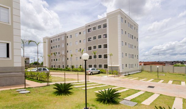 Apesar do cenário de desaceleração da economia, a MRV Engenharia obteve lucro líquido de R$ 106 milhões no primeiro trimestre; alta de 30,9% em relação ao primeiro trimestre de 2014; receita líquida da empresa subiu 14% e foi a de R$ 1,042 bilhão nos três primeiros meses do ano; segundo o presidente da empresa, Eduardo Fischer, a MRV tem foco no segmento popular e se mostra a mais resiliente na crise onde existe mais demanda do que oferta de imóveis de padrão econômico; perspectiva da MRV é investir cerca de R$ 8 bilhões nos próximos dois anos oferecendo moradia a uma população de cerca de 300 mil pessoas