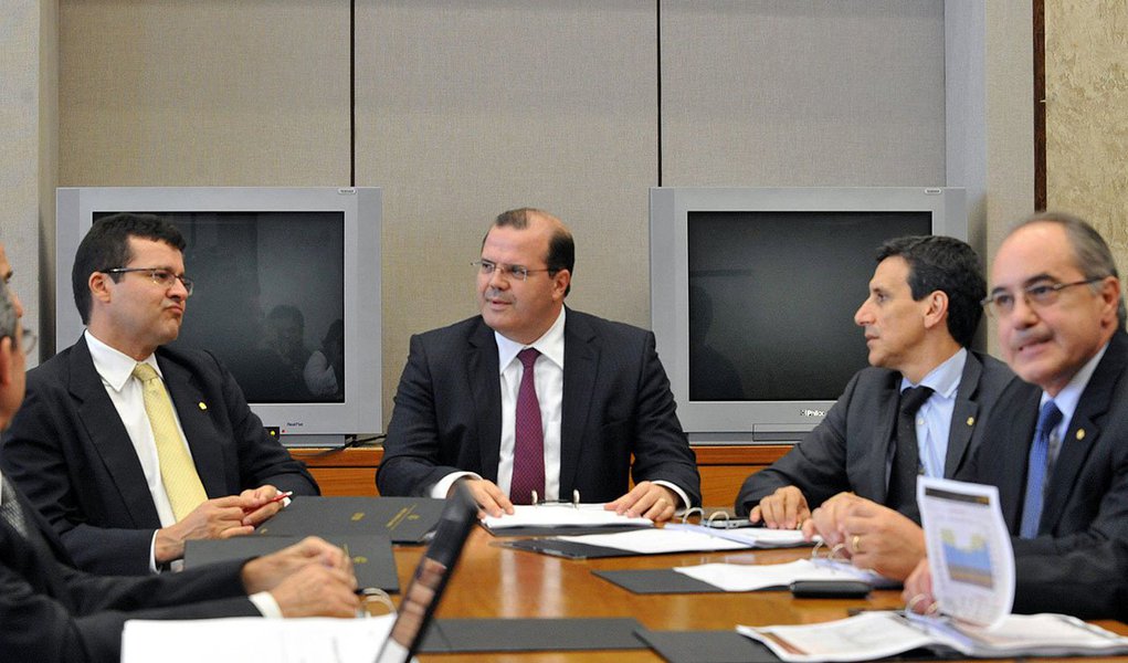 Determinação e perseverança são necessárias para impedir que a inflação permaneça alta por períodos longos, segundo avaliação do Comitê de Política Monetária (Copom) do Banco Central (BC); comitê reconhece que a inflação deve permanecer elevada, mas diz que a perspectiva de convergência para o centro da meta ao final de 2016 tem se fortalecido; no último dia (3), o Copom elevou a taxa básica de juros, a Selic, pela sexta vez seguida para 13,75% ao ano