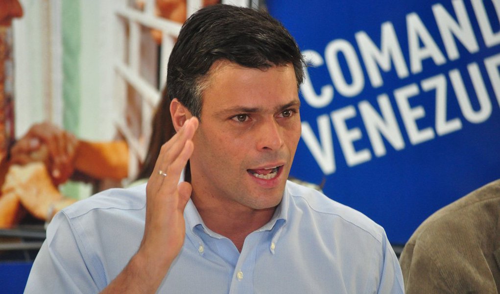 "Começamos este protesto não para morrer, mas para que todos os venezuelanos possam viver com dignidade", escreveu López em uma carta lida por sua esposa, Lilian Tintori, durante uma entrevista coletiva. "Estamos suspendendo a greve (de fome), mas a luta continua"