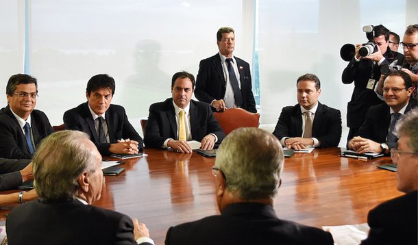 Os governadores do Nordeste divulgaram uma carta aberta ao parlamento e à sociedade brasileira onde afirmam estar convictos de que a decisão preliminar da Comissão da Câmara dos Deputados não vai contribuir para diminuir a criminalidade, mas gerar uma "ilimitada espiral de repressão ineficaz"; documento destaca, ainda, que a redução da maioridade penal de 18 para 16 anos no Brasil violaria a Convenção Internacional dos Direitos da Criança, assinada pelo Brasil em 1990, além de apontar que uma revisão do Estatuto da Criança e do Adolescente seria o caminho mais indicado para lidar com o assunto
