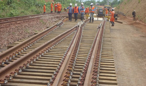  A Justiça Federal no Maranhão suspendeu parte das obras para a duplicação da Estrada de Ferro Carajás da Vale, após o Ministério Público Federal (MPF/MA) propor uma ação civil pública, com pedido de liminar, por entender que as obras vêm gerando impactos a um povo indígena da região; suspensão ocorre no trecho próximo à terra indígena Caru, que abriga o povo Awá-Guajá, entre os quilômetros 274 e 326 da ferrovia, em Alto Alegre do Pindaré (MA), segundo a Vale; mineradora afirmou que "adotará os recursos e medidas cabíveis para o restabelecimento das obras"