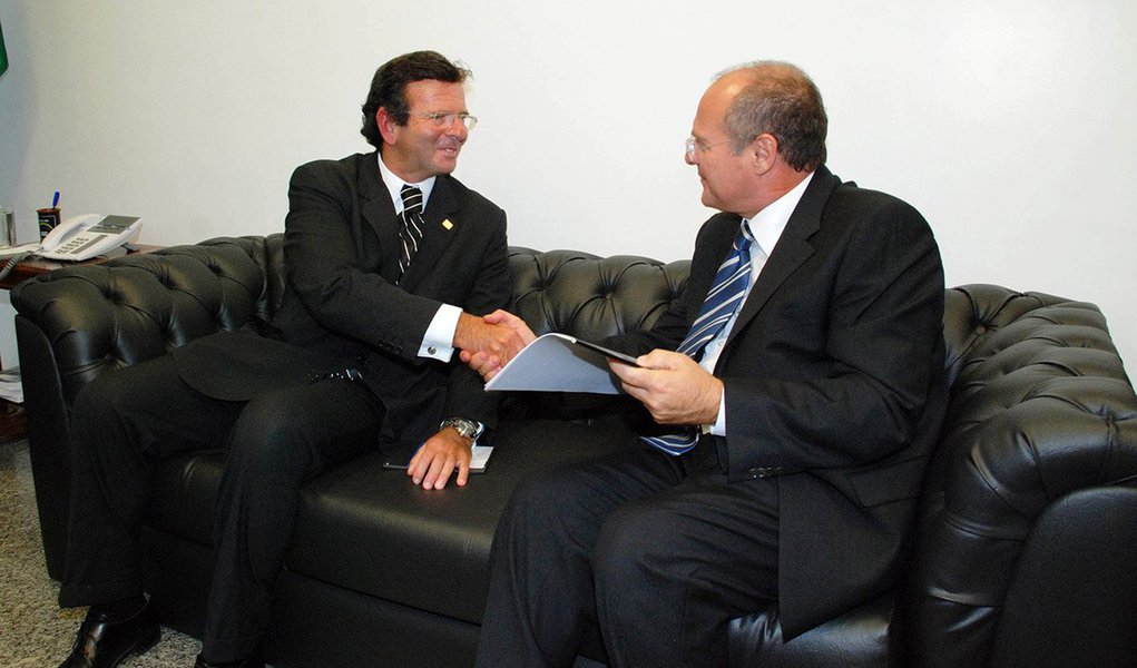 "Acho essa remissão absolutamente desnecessária. Seria uma coisa ilógica, absurda, ter que sabatinar novamente os ministros do STF", recuou o presidente do Senado, Renan Calheiros (PMDB-AL) sobre a PEC da Bengala, após o ministro do Supremo Luiz Fux pedir que o Senado e a Câmara dos Deputados se manifestem sobre um pedido de associações de magistrados para que seja declarada inconstitucional o artigo que trata dessa temática