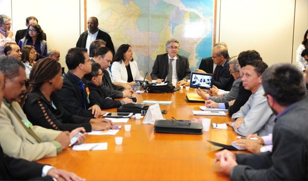 O Ministério do Planejamento, Orçamento e Gestão apresentou, a 49 entidades classistas, a primeira proposta de reajuste salarial para os servidores do Poder Executivo; o governo ofereceu 21,3%, divididos em parcelas de 5,5% em 2016, 5% em 2017, 4,75% em 2018 e 4,5% em 2019. Para os servidores, a proposta está aquém do ajuste pedido, linear de 27,3%; "Acho que a proposta é bastante razoável. Usamos projeções que não são do governo, são do mercado, e trouxemos a proposta em um contexto, que esperamos provisoriamente, muito desfavorável de aumento de desemprego, queda de salário no setor privado", disse o secretário de Relações de Trabalho do ministério, Sérgio Mendonça
 