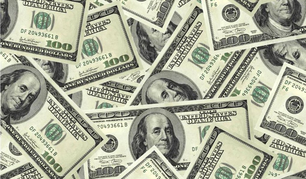  O dólar avançava acima de 3,30 reais e atingiu o maior nível intradia em mais de 12 anos, ainda refletindo preocupações com os riscos ao grau de investimento brasileiro após os cortes nas metas fiscais do governo brasileiro; na máxima da sessão, a moeda norte-americana atingiu R$ 3,3411, maior nível desde 1º de abril de 2003, quando foi a R$ 3,3550 no intradia
