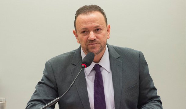 Ministro da Secretaria de Comunicação Social, Edinho Silva, disse hoje que o governo fechará o valor do contingenciamento do Orçamento nesta quinta-feira, mas só divulgará o montante amanhã; estão previstas a publicação de um decreto no Diário Oficial da União e entrevista coletiva no Ministério do Planejamento para explicar os ajustes, que podem variar entre R$ 70 bilhões e R$ 80 bilhões