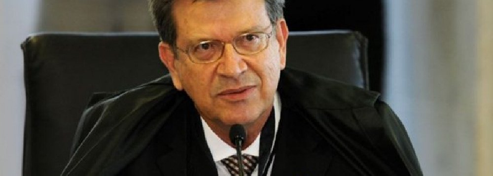 O Tribunal de Contas do Distrito Federal (TCDF) adiou por dez dias a decisão sobre a permanência de Domingos Lamoglia como conselheiro da corte. Ele teve seu nome envolvido nas denúncias da Operação Caixa de Pandora, deflagrada em 2009 no Distrito Federal, e está afastado do TCDF desde dezembro de 2009 por esse motivo