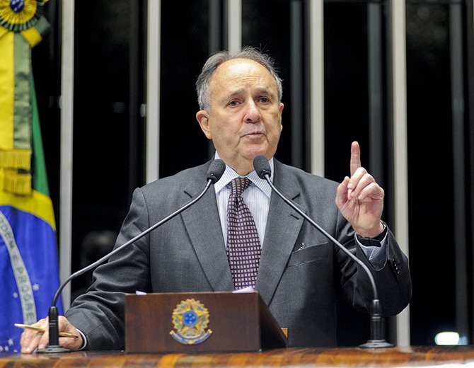 A trajetória e o alinhamento político do formulador da proposta, o senador Cristovam Buarque (PDT-DF), encarregam-se de revelar seu simplismo, que não corresponde à complexidade do espectro de forças políticas do país (Foto: José Reinaldo Carvalho) A trajetória e o alinhamento político do formulador da proposta, o senador Cristovam Buarque (PDT-DF), encarregam-se de revelar seu simplismo, que não corresponde à complexidade do espectro de forças políticas do país