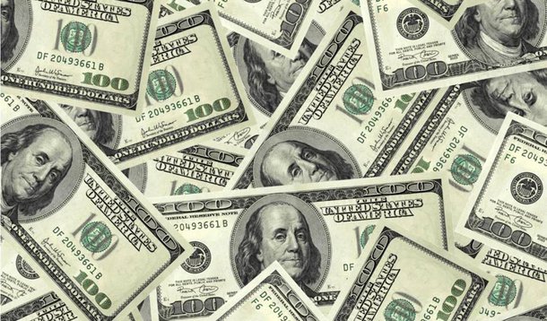  O dólar avançava acima de 3,30 reais e atingiu o maior nível intradia em mais de 12 anos, ainda refletindo preocupações com os riscos ao grau de investimento brasileiro após os cortes nas metas fiscais do governo brasileiro; na máxima da sessão, a moeda norte-americana atingiu R$ 3,3411, maior nível desde 1º de abril de 2003, quando foi a R$ 3,3550 no intradia
