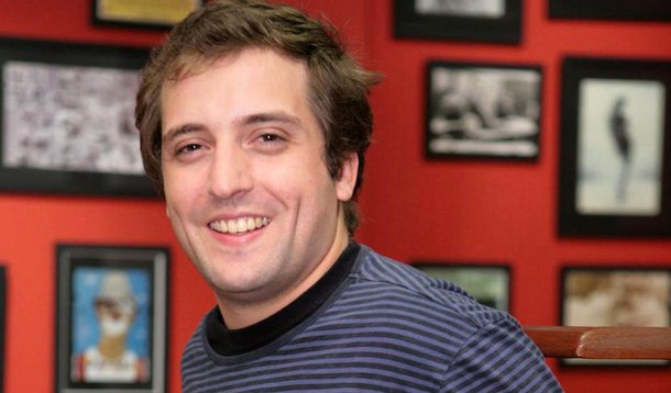 “Você sabe que lá fora você pode abrir seu laptop na praça, pode deixar a porta aberta, a bicicleta sem cadeado. Mas lá fora, não esqueça, é você quem limpa a sua privada”, diz o humorista Gregorio Duvivier; segundo ele, ‘não adianta intervenção militar, não adianta blindar todos os carros, não adianta reduzir a maioridade penal’