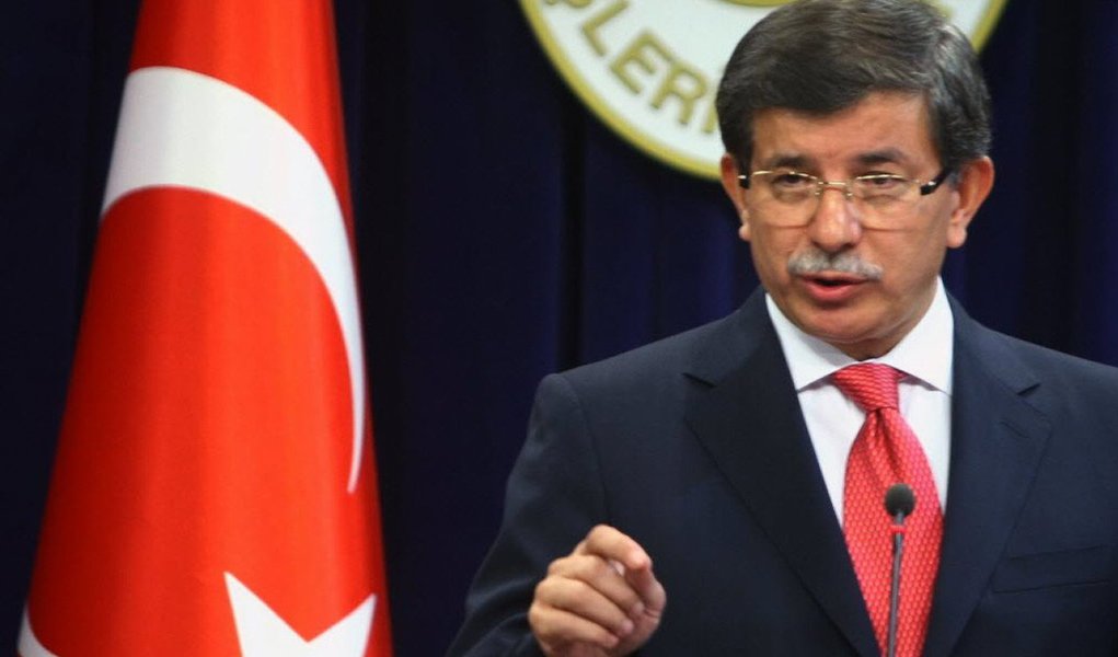 As operações militares continuarão enquanto a Turquia se sentir ameaçada, disse o primeiro-ministro turco, Ahmet Davutoglu; a Turquia intensificou drasticamente seu papel na coalizão liderada pelos Estados Unidos que combate o Estado Islâmico depois de um atentado suicida que deixou 32 mortos em uma cidade perto da fronteira síria; os turcos têm prometido também lutar contra militantes curdos