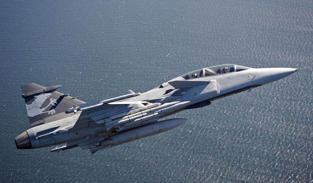 Os governos brasileiro e sueco assinaram contrato de financiamento no valor de US$ 5,4 bilhões para a compra de 36 caças Gripen NG, da empresa sueca Saab, encerrando o último entrave para aquisição das aeronaves destinadas a modernizar a Força Aérea Brasileira (FAB), cerca de US$ 245,3 milhões serão destinados à compra de armamentos; primeira aeronave deverá ser entregue em 2019 e a última em 2024; contrato inclui a compra dos aviões de combate, suporte logístico, aquisição de armamentos e transferência de tecnologia